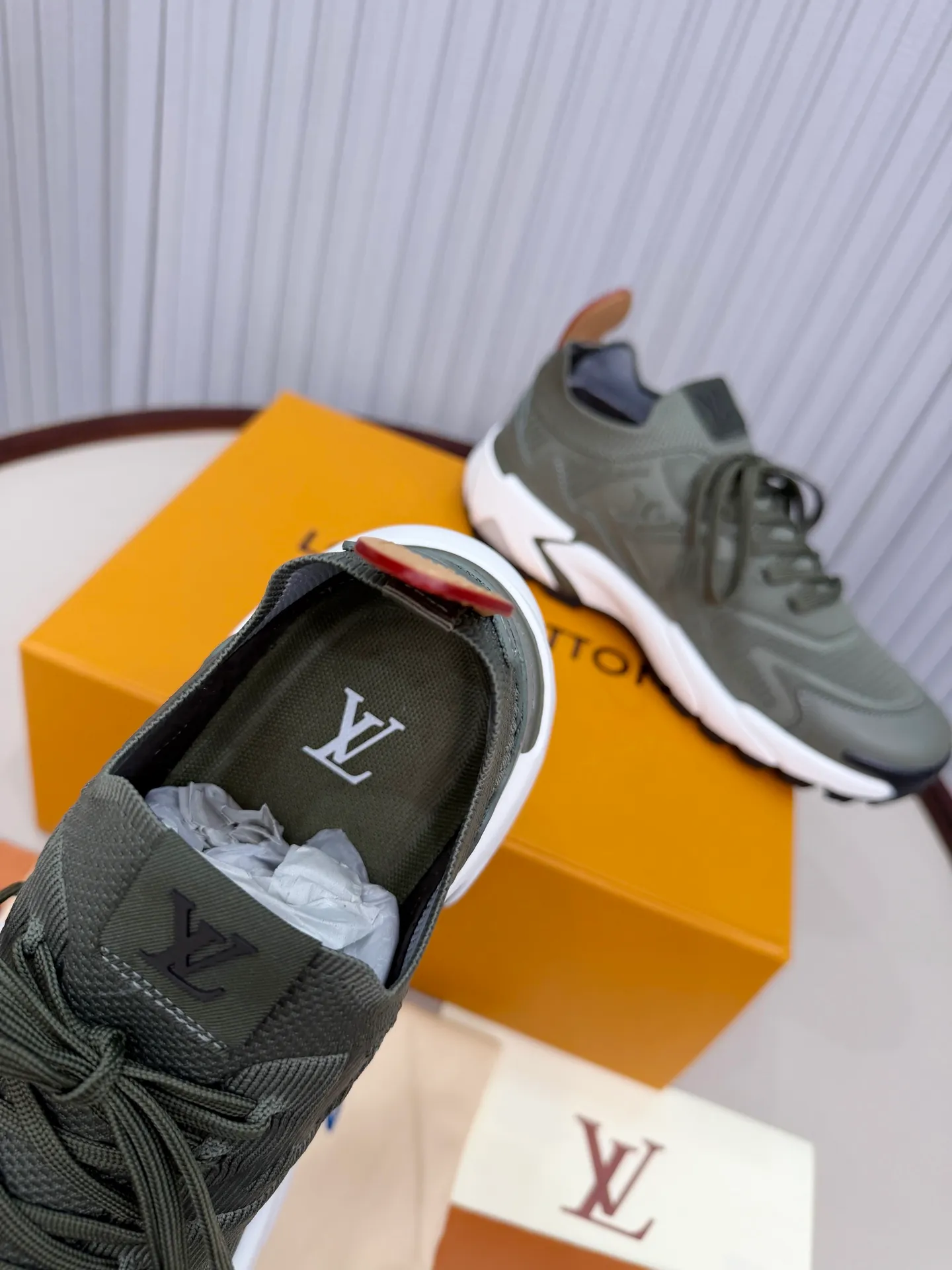 Men's men's shoes P640! Top version LV Louis Vuitton L Jialu brand Runner Tatic series thick-soled casual sports shoes running shoes original purchase development and production This LV Runner Tatic sports shoe combines fly woven fabric material to interpret the inspiration of traditional mountaineering shoes. The LV letters are written on one side, the Louis Vuitton logo, and the light and wear-resistant rubber outsole complete the whole package. The delivery counter is exquisitely packaged🛍📦 ▪️Fabrics: Original imported custom fly-knit fabric ▪️Inner lining: Original custom-made breathable mesh ▪️Sole: Original molded anti-slip rubber combination material ▪️Sole thickness: 4CM ▪️Size: Men's 39-45